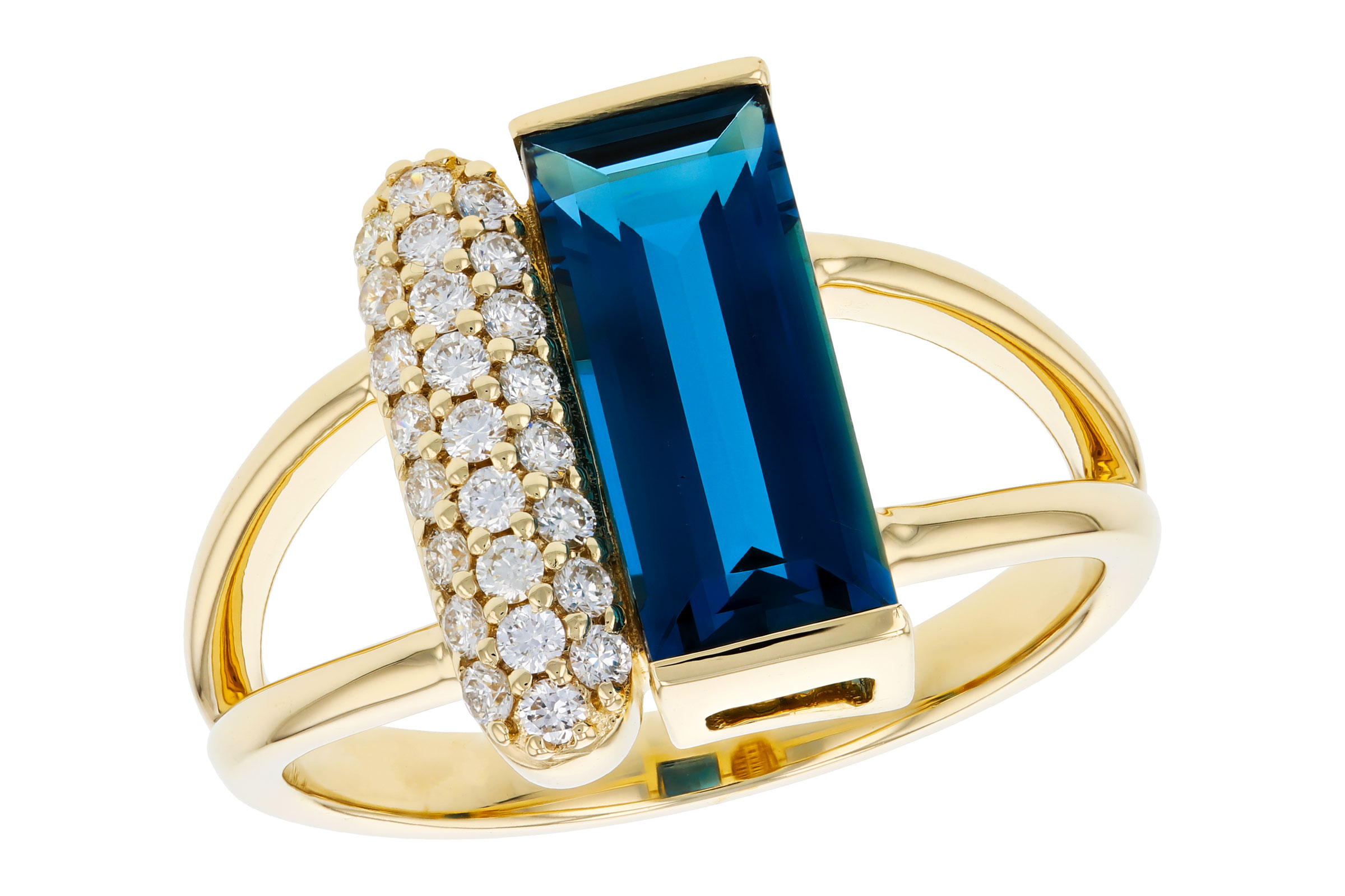 L330-57206: LDS RG 2.67 LONDON BLUE TOPAZ 2.92 TGW (12x5MM BT)